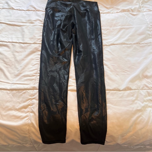 Fabletics Black feather, geometric  Gold Patterned and dotted pattern leggings - Picture 6 of 15